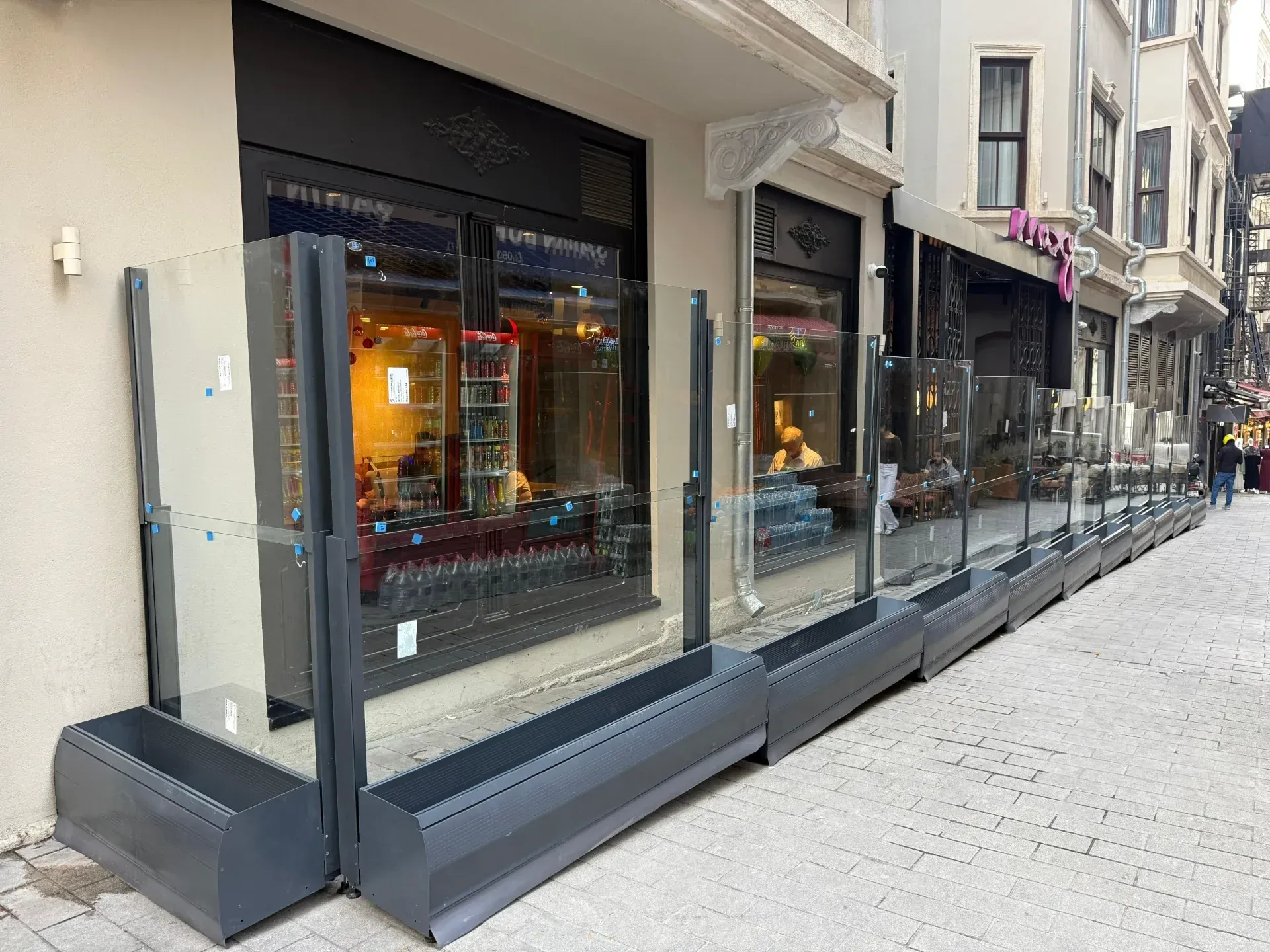 Rüzgar Kırıcı Cam Sistemleri: Cafe ve Restoran İçin Dış Mekan Çözümleri 2025